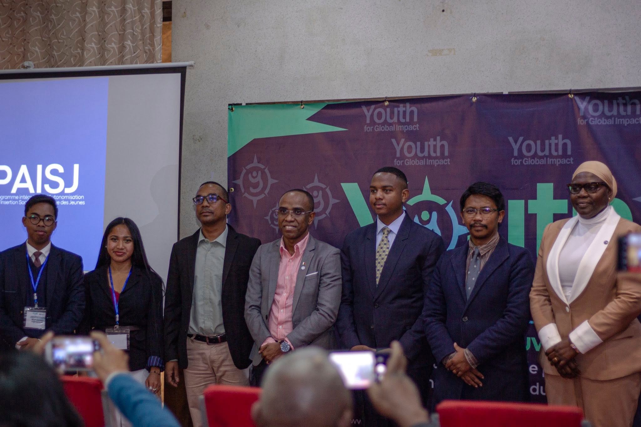 Groupe diversifié de jeunes leaders et ambassadeurs de Youth Global for Impact réunis autour d'une table