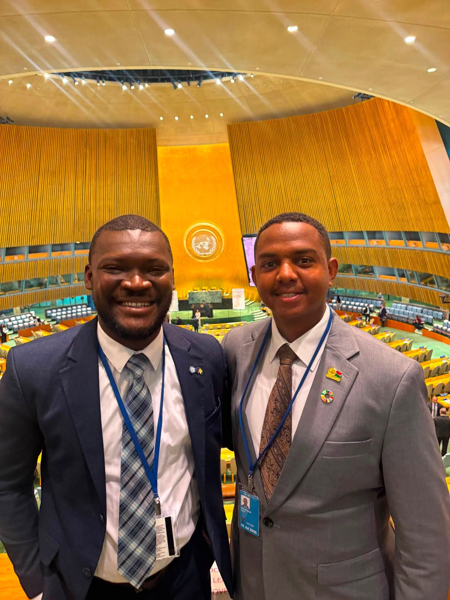 Jeunes leaders, responsables d'ONG et dirigeants RSE collaborant autour d'un projet d'infrastructure civique